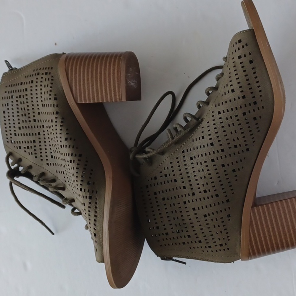 Soda brown size 8 tie up open lace up zip ankle chunk heels shoes